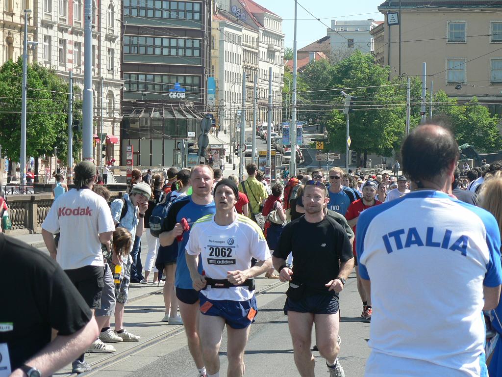 Maraton 08 073.jpg - kluci pořád neběží, váháme jestli jsme je nepropásli